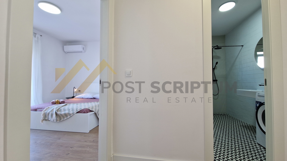 MAKARSKA, NOVOUREĐEN DVOSOBAN S PARKING MJESTOM, DUGOROČAN NAJAM