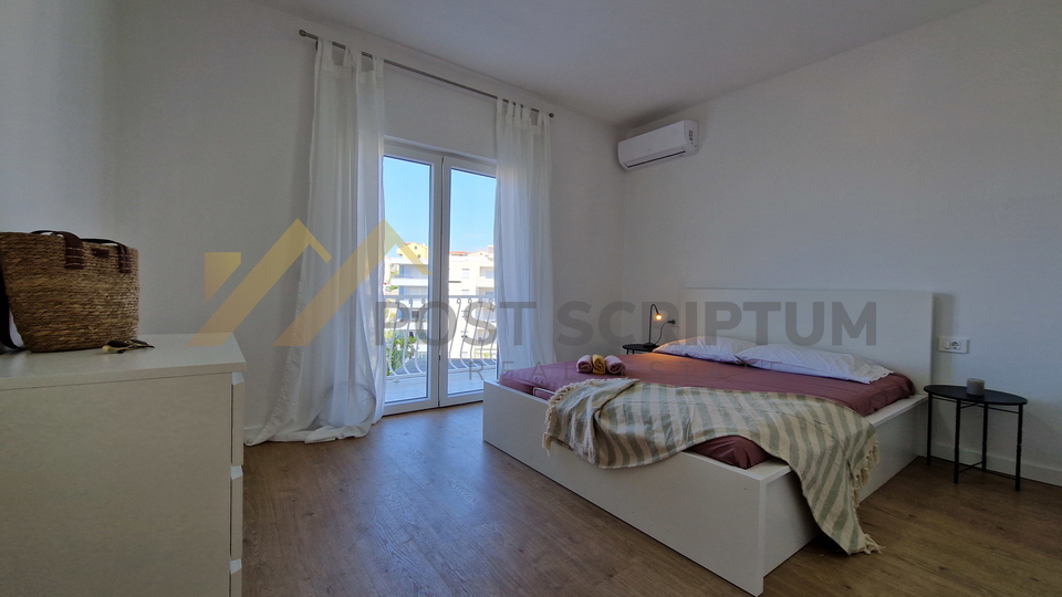 MAKARSKA, NOVOUREĐEN DVOSOBAN S PARKING MJESTOM, DUGOROČAN NAJAM