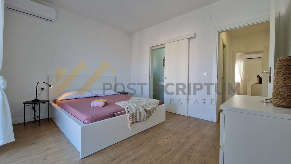 MAKARSKA, NOVOUREĐEN DVOSOBAN S PARKING MJESTOM, DUGOROČAN NAJAM