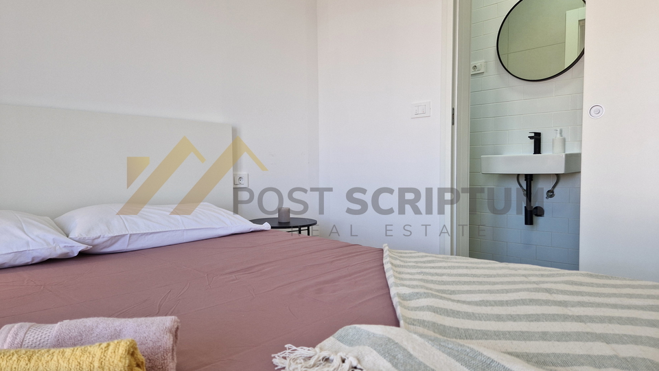 MAKARSKA, NOVOUREĐEN DVOSOBAN S PARKING MJESTOM, DUGOROČAN NAJAM