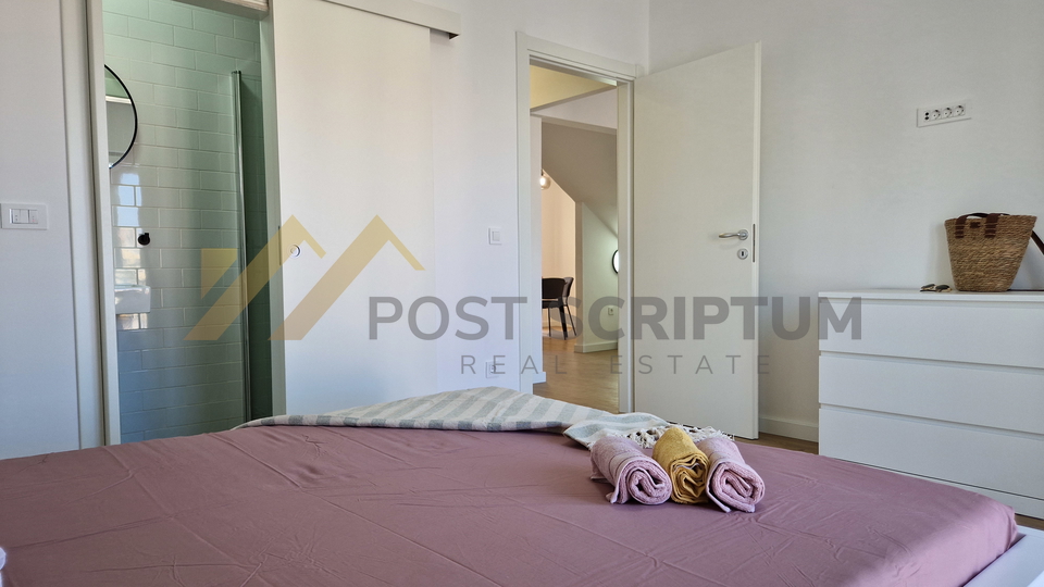 MAKARSKA, NOVOUREĐEN DVOSOBAN S PARKING MJESTOM, DUGOROČAN NAJAM