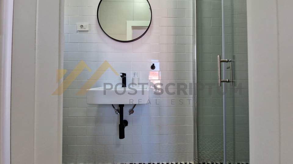 MAKARSKA, NOVOUREĐEN DVOSOBAN S PARKING MJESTOM, DUGOROČAN NAJAM