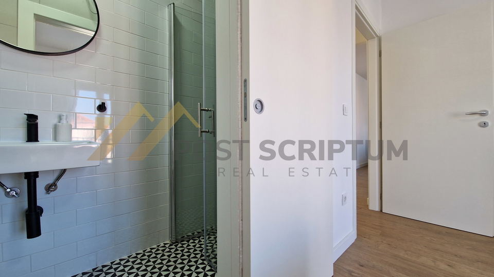 MAKARSKA, NOVOUREĐEN DVOSOBAN S PARKING MJESTOM, DUGOROČAN NAJAM