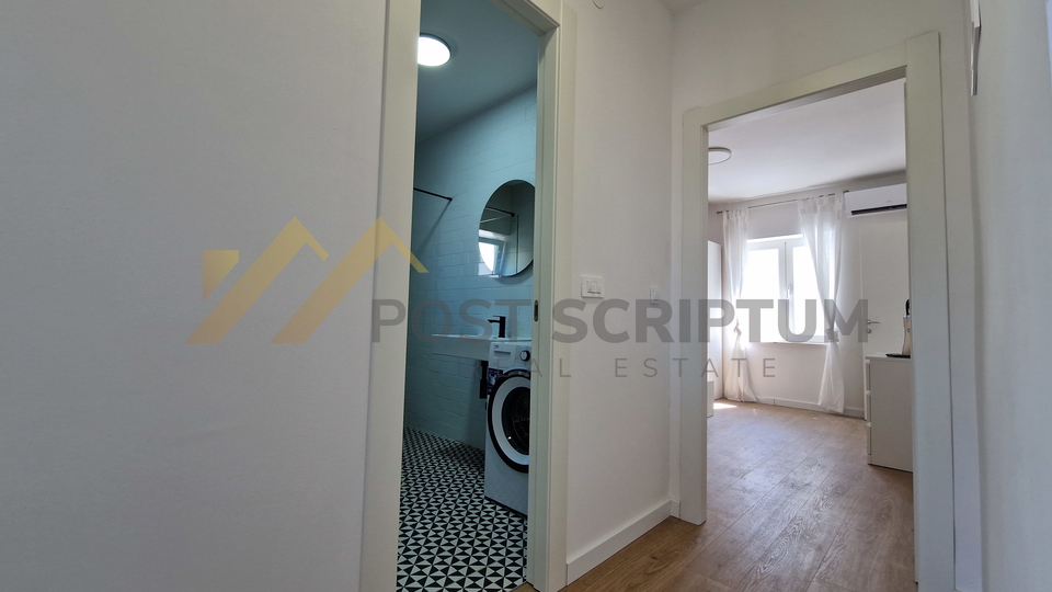 MAKARSKA, NOVOUREĐEN DVOSOBAN S PARKING MJESTOM, DUGOROČAN NAJAM