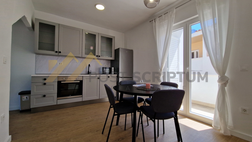 MAKARSKA, NOVOUREĐEN DVOSOBAN S PARKING MJESTOM, DUGOROČAN NAJAM