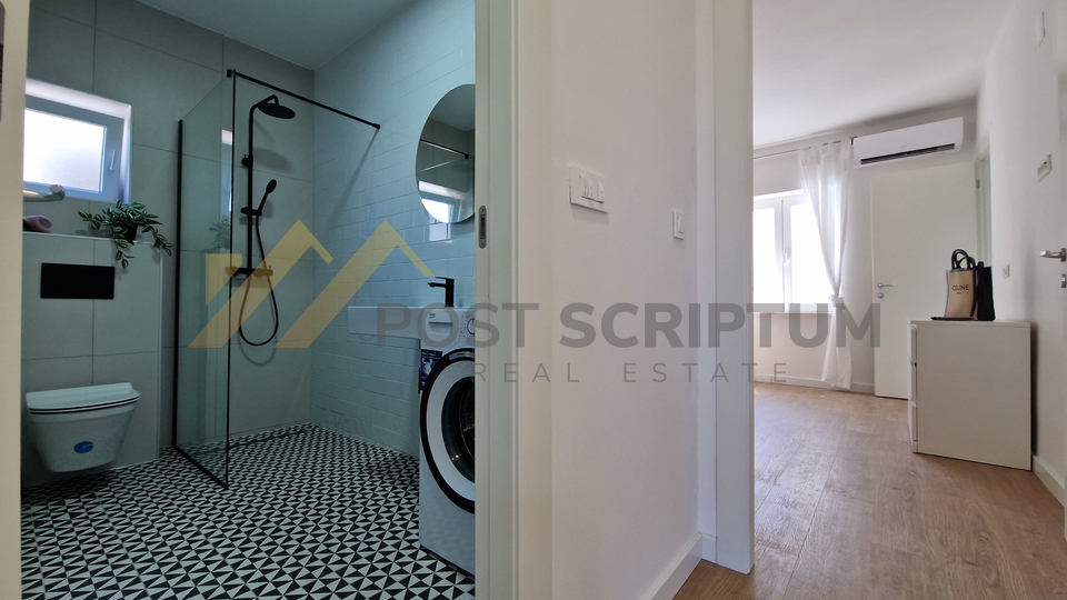 MAKARSKA, NOVOUREĐEN DVOSOBAN S PARKING MJESTOM, DUGOROČAN NAJAM