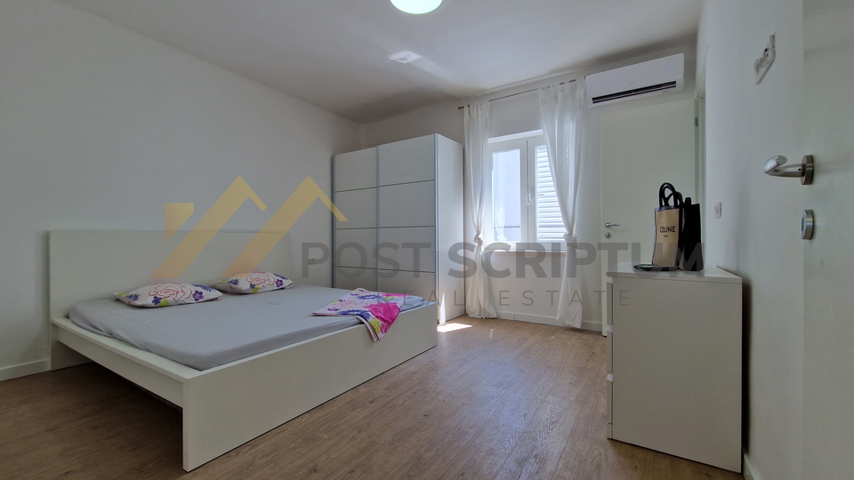 MAKARSKA, NOVOUREĐEN DVOSOBAN S PARKING MJESTOM, DUGOROČAN NAJAM