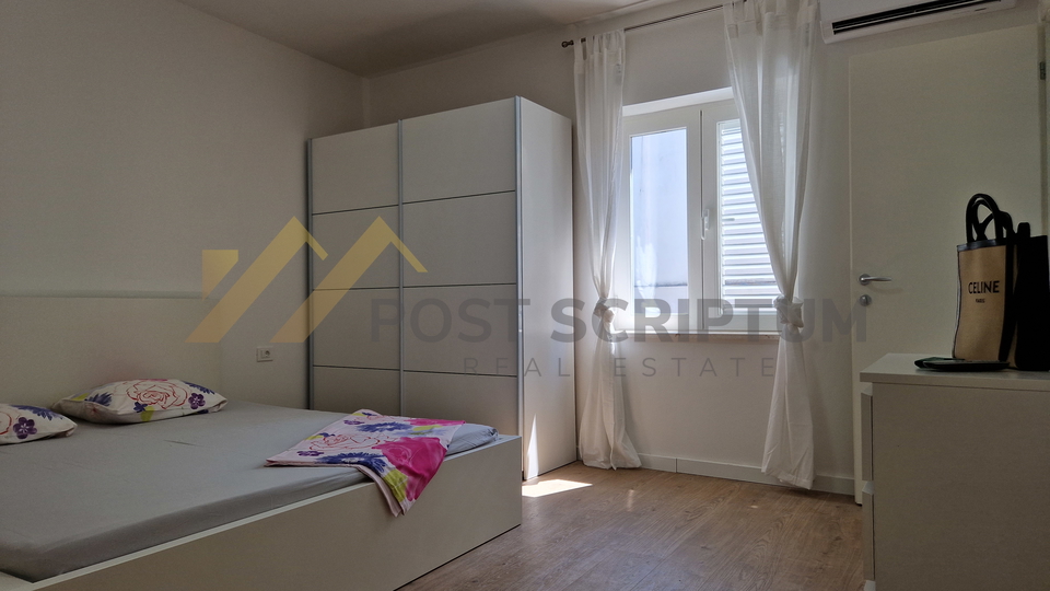 MAKARSKA, NOVOUREĐEN DVOSOBAN S PARKING MJESTOM, DUGOROČAN NAJAM