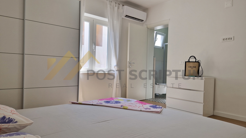 MAKARSKA, NOVOUREĐEN DVOSOBAN S PARKING MJESTOM, DUGOROČAN NAJAM