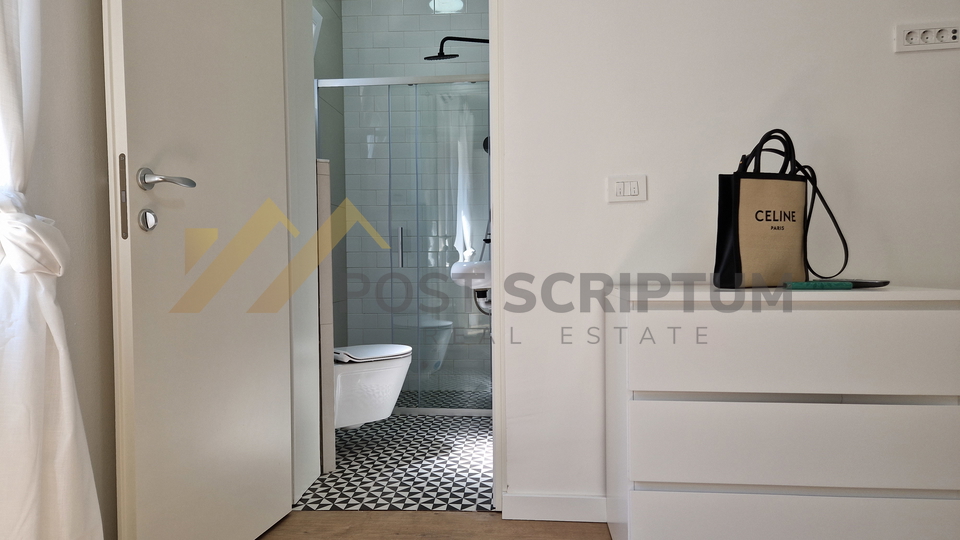 MAKARSKA, NOVOUREĐEN DVOSOBAN S PARKING MJESTOM, DUGOROČAN NAJAM