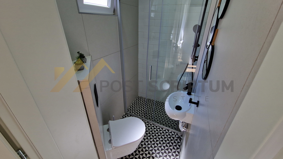 MAKARSKA, NOVOUREĐEN DVOSOBAN S PARKING MJESTOM, DUGOROČAN NAJAM