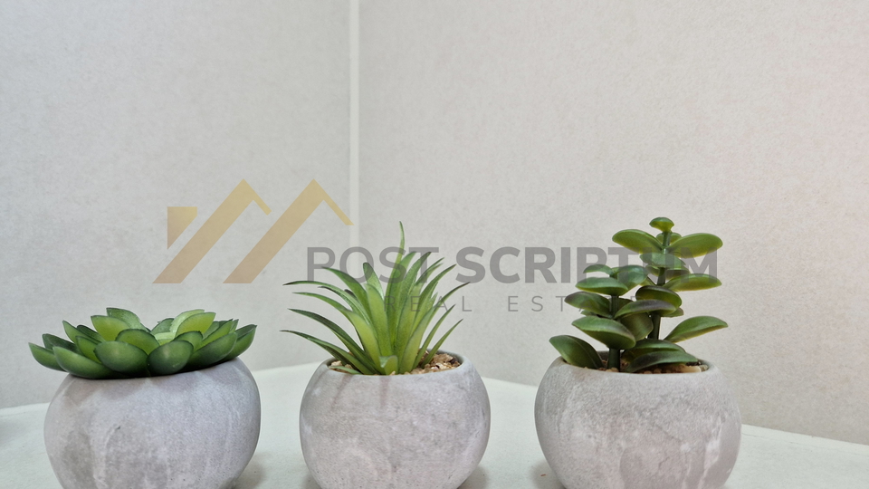 MAKARSKA, NOVOUREĐEN DVOSOBAN S PARKING MJESTOM, DUGOROČAN NAJAM