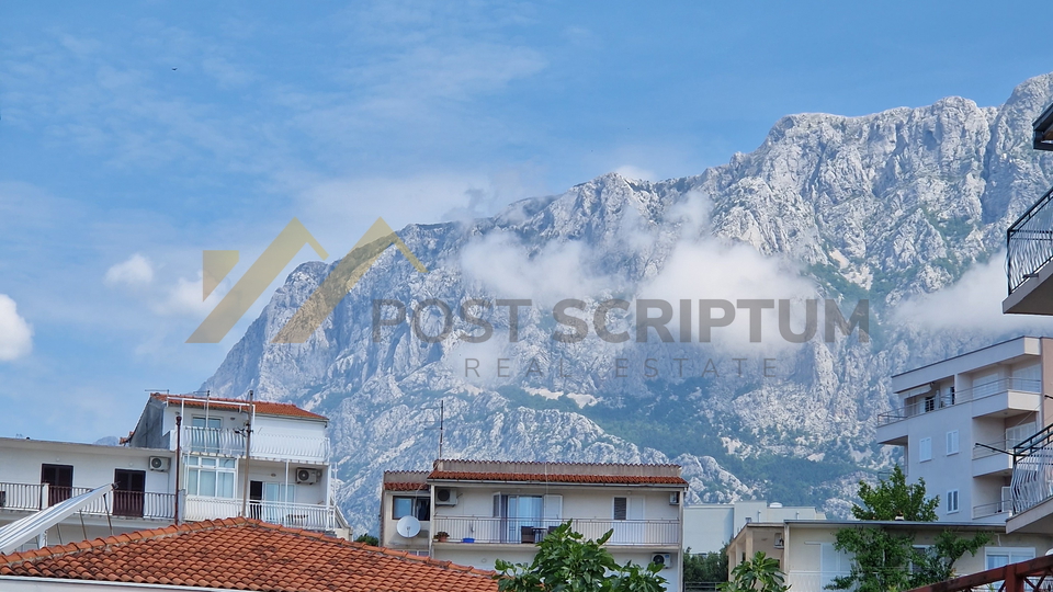 MAKARSKA, NOVOUREĐEN DVOSOBAN S PARKING MJESTOM, DUGOROČAN NAJAM