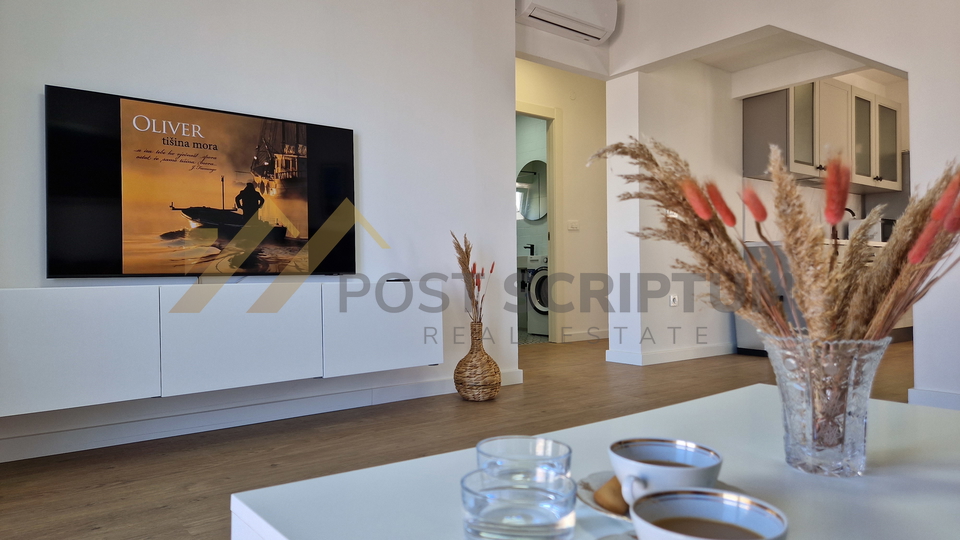 MAKARSKA, NOVOUREĐEN DVOSOBAN S PARKING MJESTOM, DUGOROČAN NAJAM