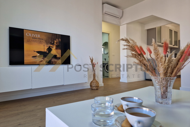 MAKARSKA, NOVOUREĐEN DVOSOBAN S PARKING MJESTOM, DUGOROČAN NAJAM