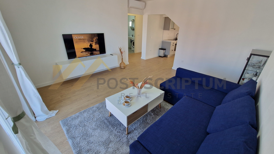 MAKARSKA, NOVOUREĐEN DVOSOBAN S PARKING MJESTOM, DUGOROČAN NAJAM