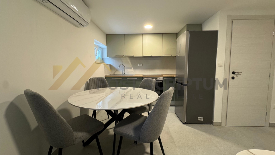 SPINUT&comma; RENOVIRAN JEDNOSOBAN&comma; DUGORO&Ccaron;AN NAJAM&comma; PRVO USELJENJE