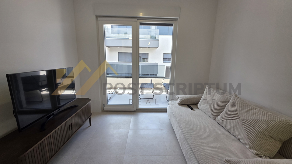 SIROBUJA&comma; ONE BEDROOM&comma; PARKING&comma; FIRST MOVE IN&comma; LONG TERM