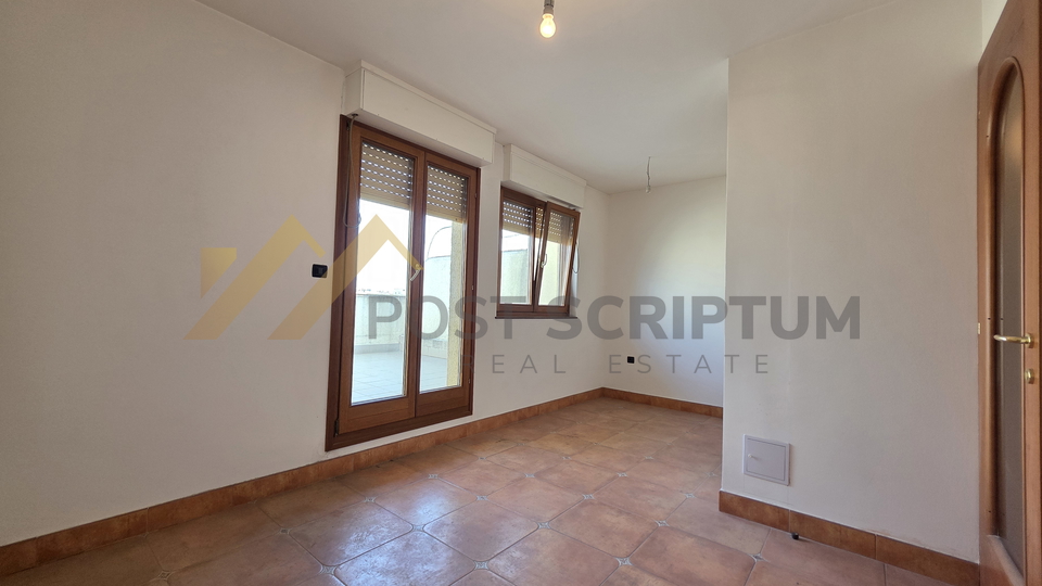 ZAKUP&comma; UREDSKI PROSTOR S TERASOM&comma; LOVRET