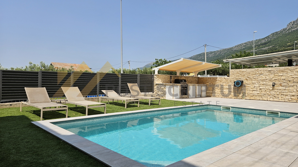 KAŠTEL SUĆURAC, KUĆA S BAZENOM I OKUĆNICOM
