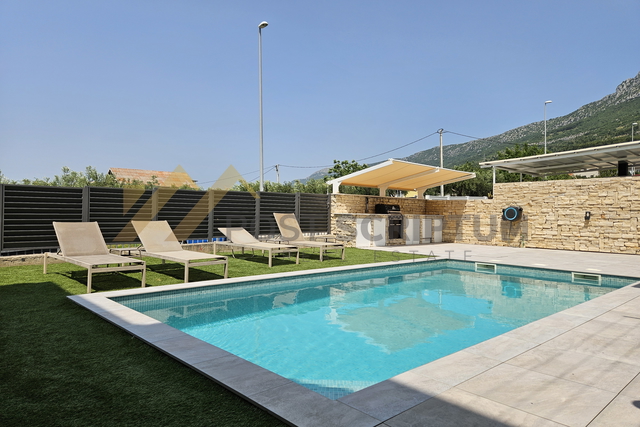 KAŠTEL SUĆURAC, KUĆA S BAZENOM I OKUĆNICOM