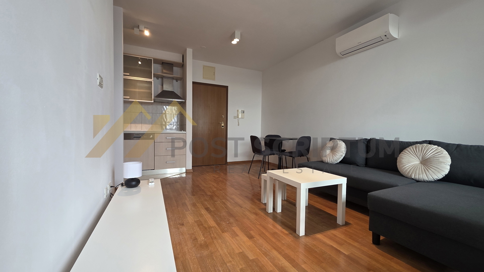 &Zcaron;NJAN&comma; JEDNOSOBAN S POGLEDOM NA MORE&comma; DUGORO&Ccaron;NO