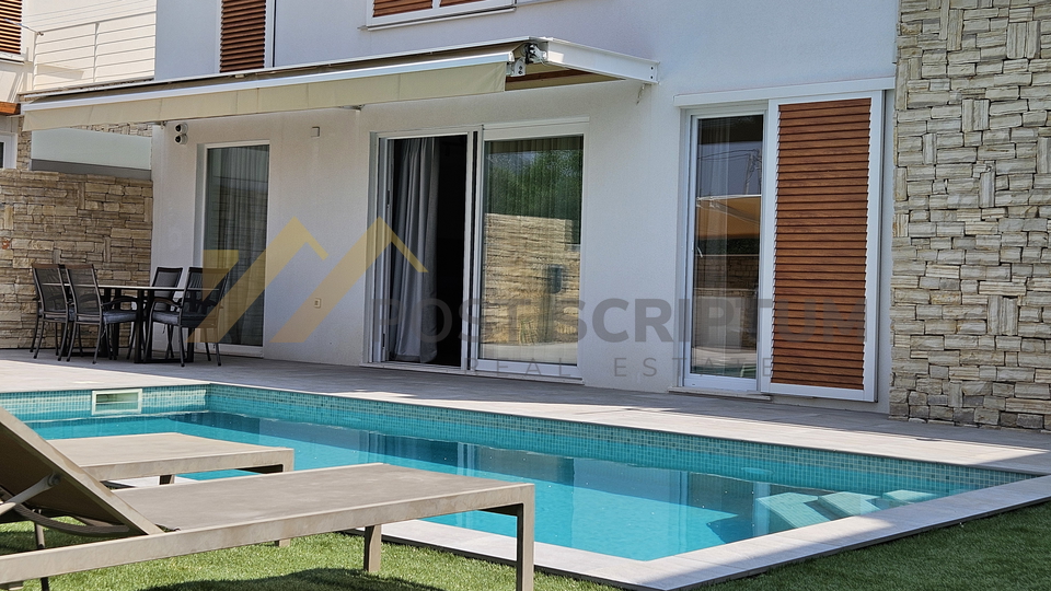 KAŠTEL SUĆURAC, KUĆA S BAZENOM I OKUĆNICOM