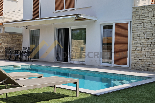 KAŠTEL SUĆURAC, KUĆA S BAZENOM I OKUĆNICOM