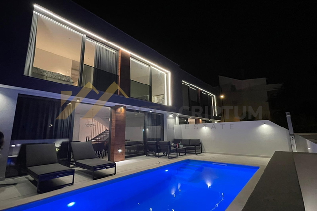 KASTEL KAMBELOVAC, MODERN HOUSE FOR RENT, SWIMMING POOL