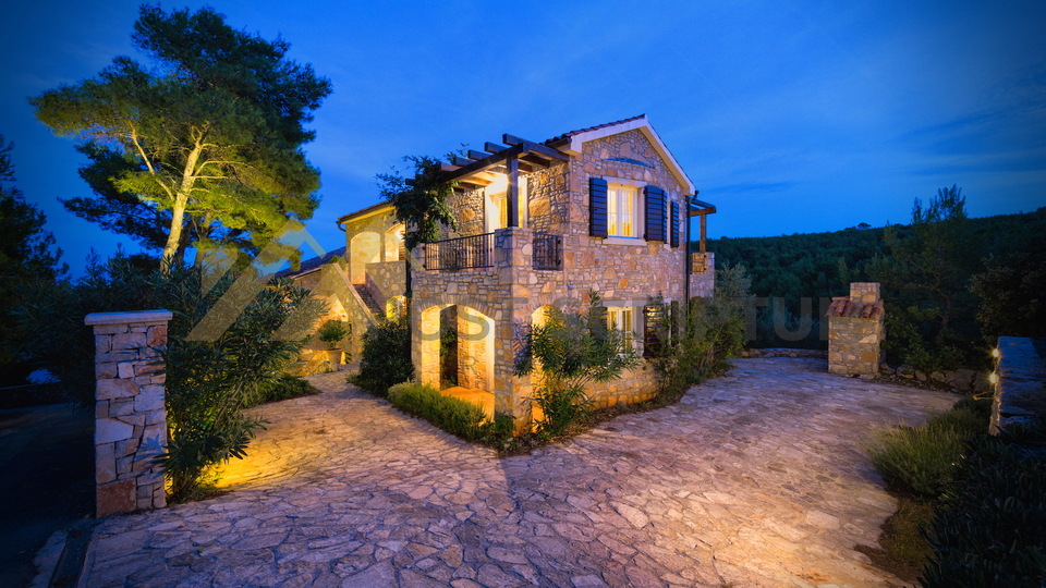 HVAR, BEAUTIFUL VILLA  WITH POOL AND MEDITERRANEAN GARDEN