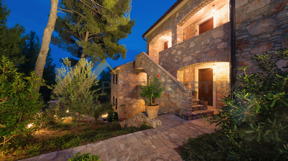 HVAR, BEAUTIFUL VILLA  WITH POOL AND MEDITERRANEAN GARDEN