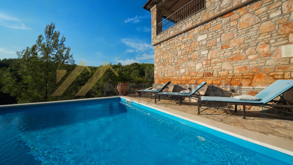 HVAR, BEAUTIFUL VILLA  WITH POOL AND MEDITERRANEAN GARDEN