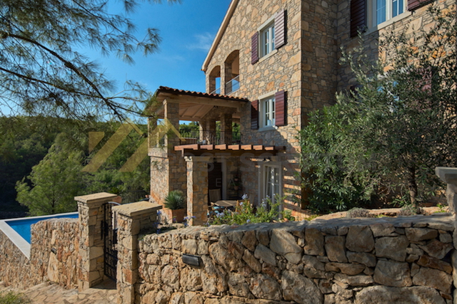 HVAR, BEAUTIFUL VILLA  WITH POOL AND MEDITERRANEAN GARDEN