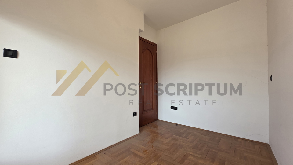 ZAKUP&comma; UREDSKI PROSTOR S TERASOM&comma; LOVRET