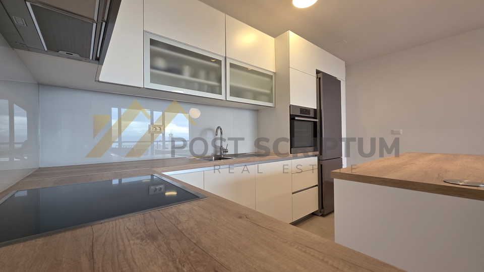 TRSTENIK&comma; PREDIVAN DVOSOBAN&comma; PARKING&comma; DUGORO&Ccaron;NO