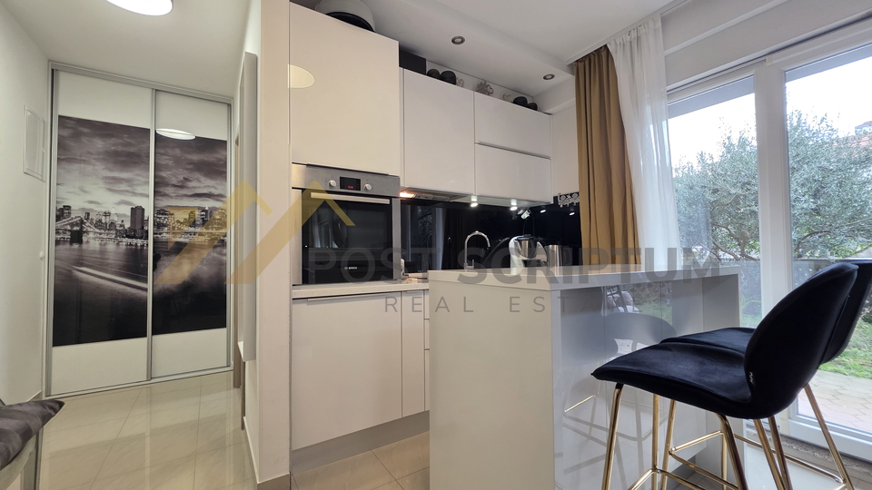 KMAN&comma; GARSONIJERA S TERASOM I VRTOM&comma; VANJSKI PARKING