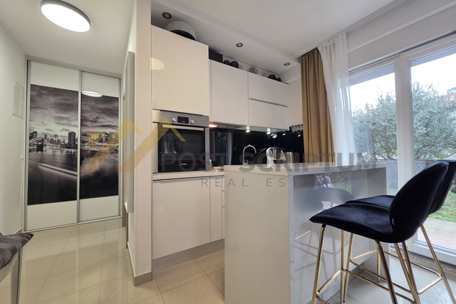 KMAN, GARSONIJERA S TERASOM I VRTOM, VANJSKI PARKING