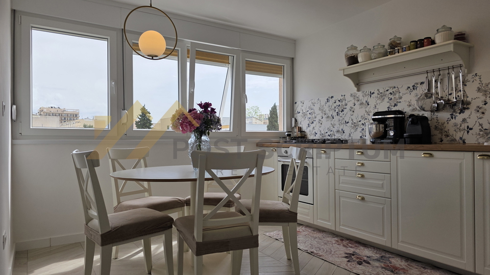 GRIPE&comma; KOMFORAN JEDNOSOBAN &Scaron;ARMANTNOG URE&Dstrok;ENJA