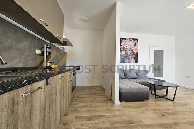 KOMFORAN TROSOBAN S PARKINGOM I OKUĆNICOM