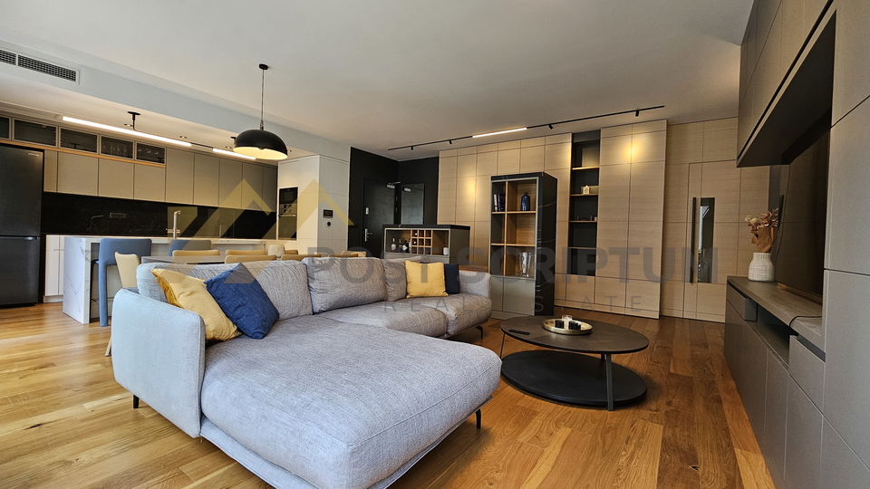 LUKSUZAN TROSOBAN&comma; DVIJE ETA&Zcaron;E&comma; DVA PARKING MJESTA&comma; JACUZZI&comma; DUGORO&Ccaron;NO od 1&period;5&period;2026&period;g&period;