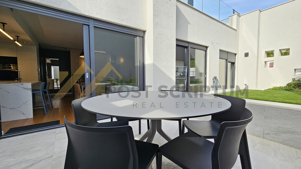 LUKSUZAN TROSOBAN&comma; DVIJE ETA&Zcaron;E&comma; DVA PARKING MJESTA&comma; JACUZZI&comma; DUGORO&Ccaron;NO od 1&period;5&period;2026&period;g&period;