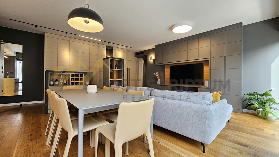 LUKSUZAN TROSOBAN&comma; DVIJE ETA&Zcaron;E&comma; DVA PARKING MJESTA&comma; JACUZZI&comma; DUGORO&Ccaron;NO od 1&period;5&period;2026&period;g&period;