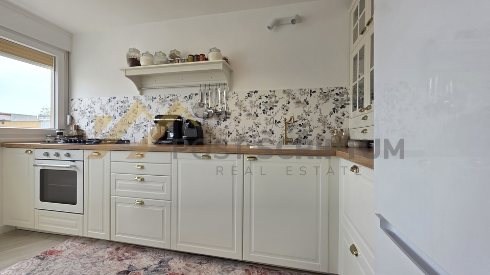 GRIPE&comma; KOMFORAN JEDNOSOBAN &Scaron;ARMANTNOG URE&Dstrok;ENJA