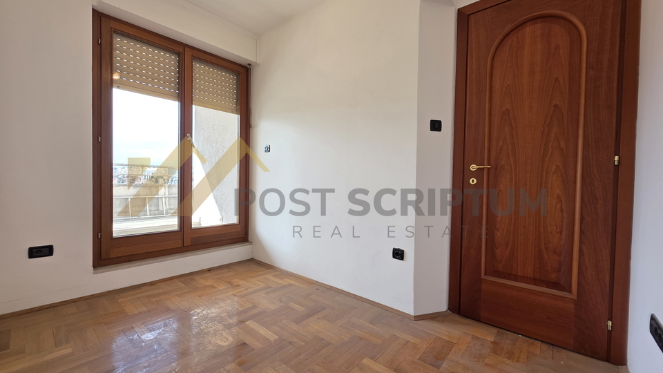 ZAKUP&comma; UREDSKI PROSTOR S TERASOM&comma; LOVRET