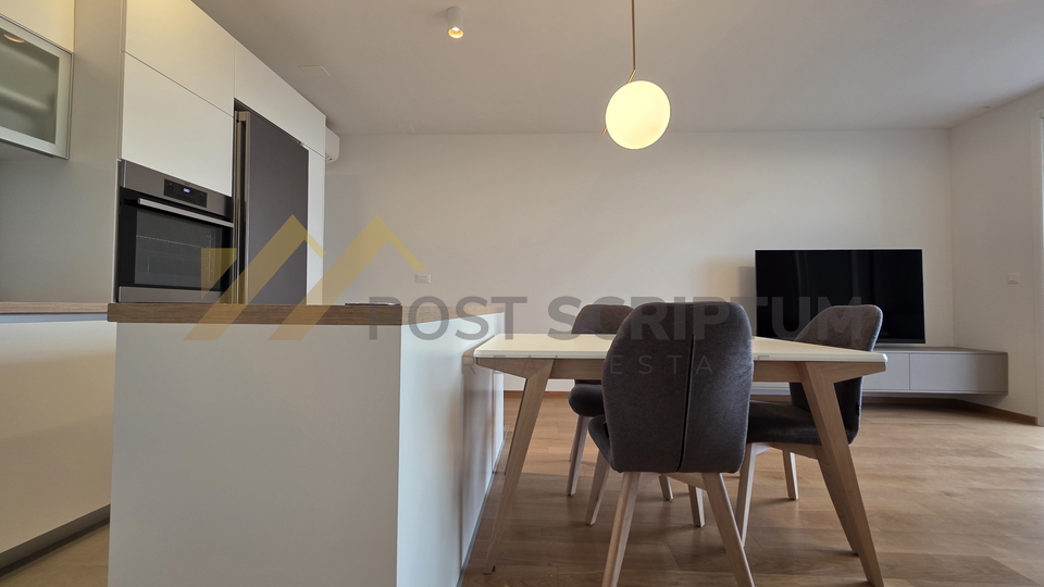 TRSTENIK&comma; PREDIVAN DVOSOBAN&comma; PARKING&comma; DUGORO&Ccaron;NO