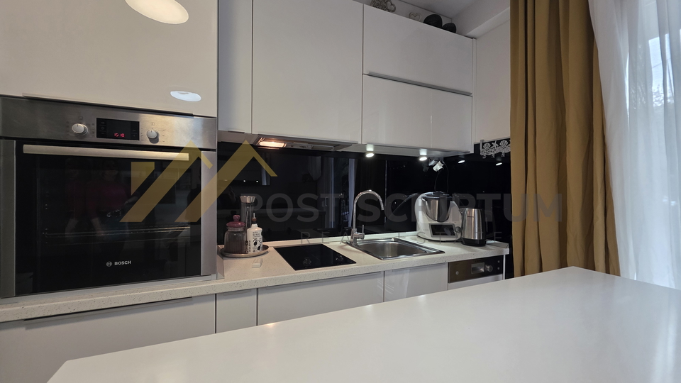 KMAN&comma; GARSONIJERA S TERASOM I VRTOM&comma; VANJSKI PARKING