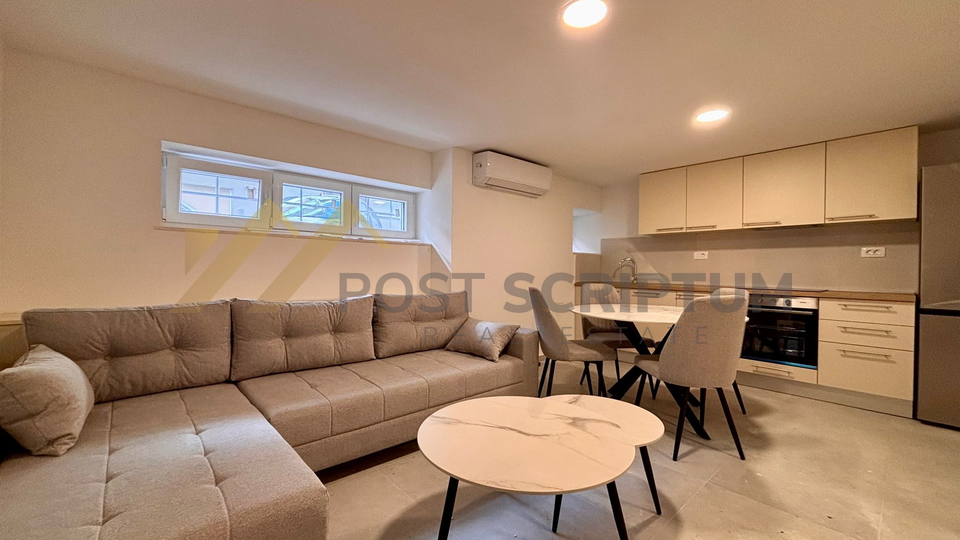 SPINUT&comma; RENOVIRAN JEDNOSOBAN&comma; DUGORO&Ccaron;AN NAJAM&comma; PRVO USELJENJE