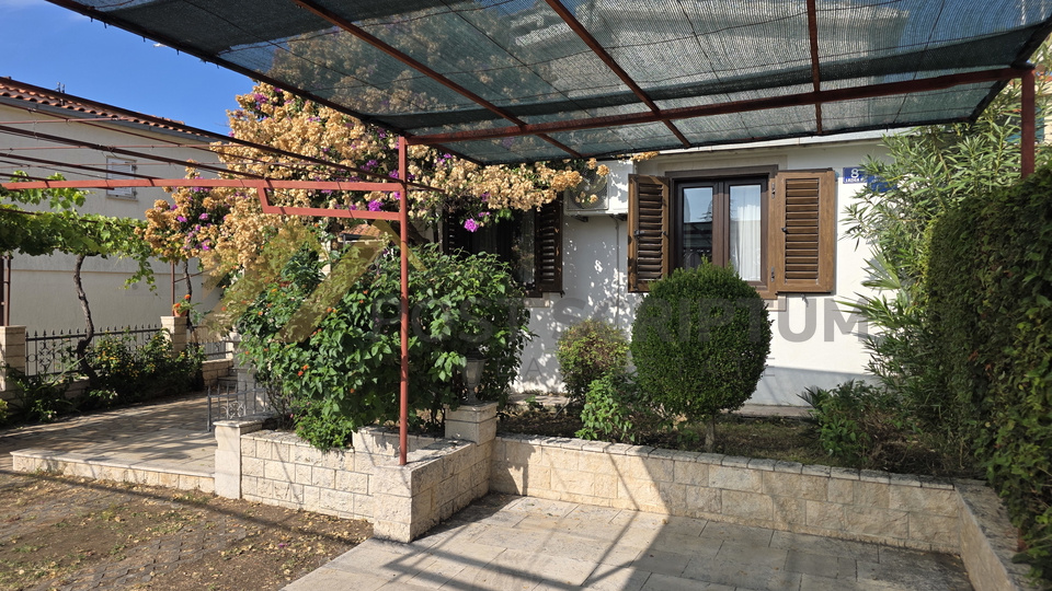 SAMOSTOJE&Cacute;A KU&Cacute;A NA DVIJE ETA&Zcaron;E&comma; BLIZINA MORA