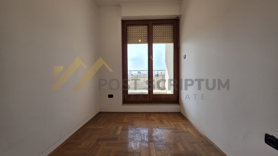 ZAKUP&comma; UREDSKI PROSTOR S TERASOM&comma; LOVRET