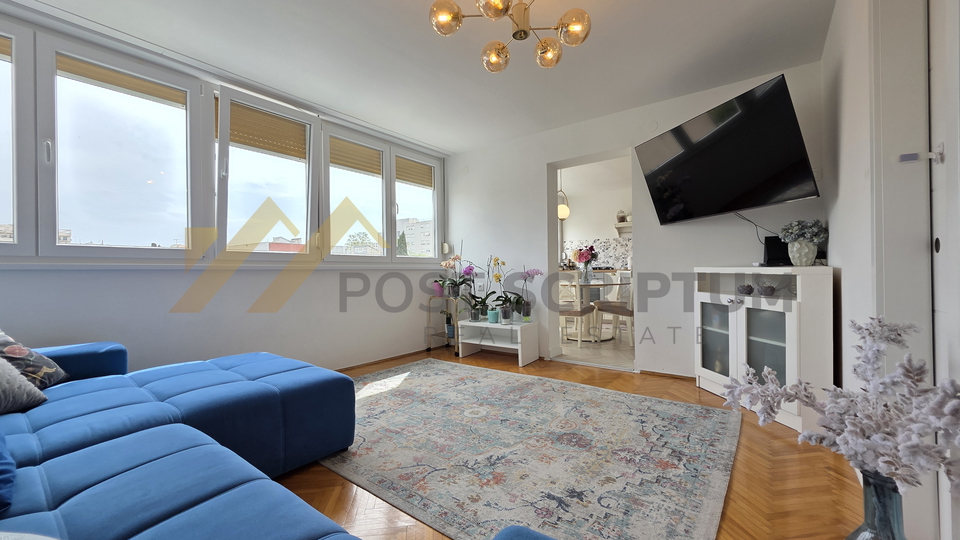 GRIPE&comma; KOMFORAN JEDNOSOBAN &Scaron;ARMANTNOG URE&Dstrok;ENJA